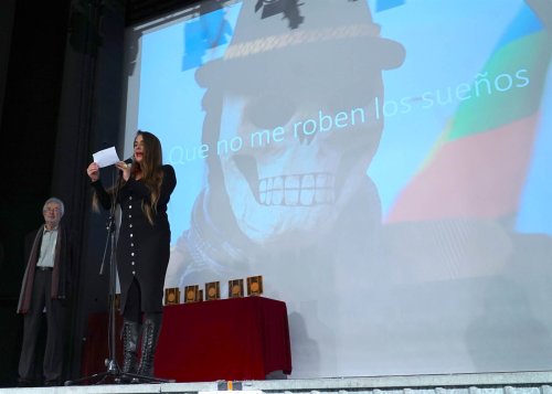 Patricia López-Menadier della Giuria Contemporanea legge la motivazione del Premio Speciale della Giuria a "Que no me roben los sueños" di Zoé Brichau